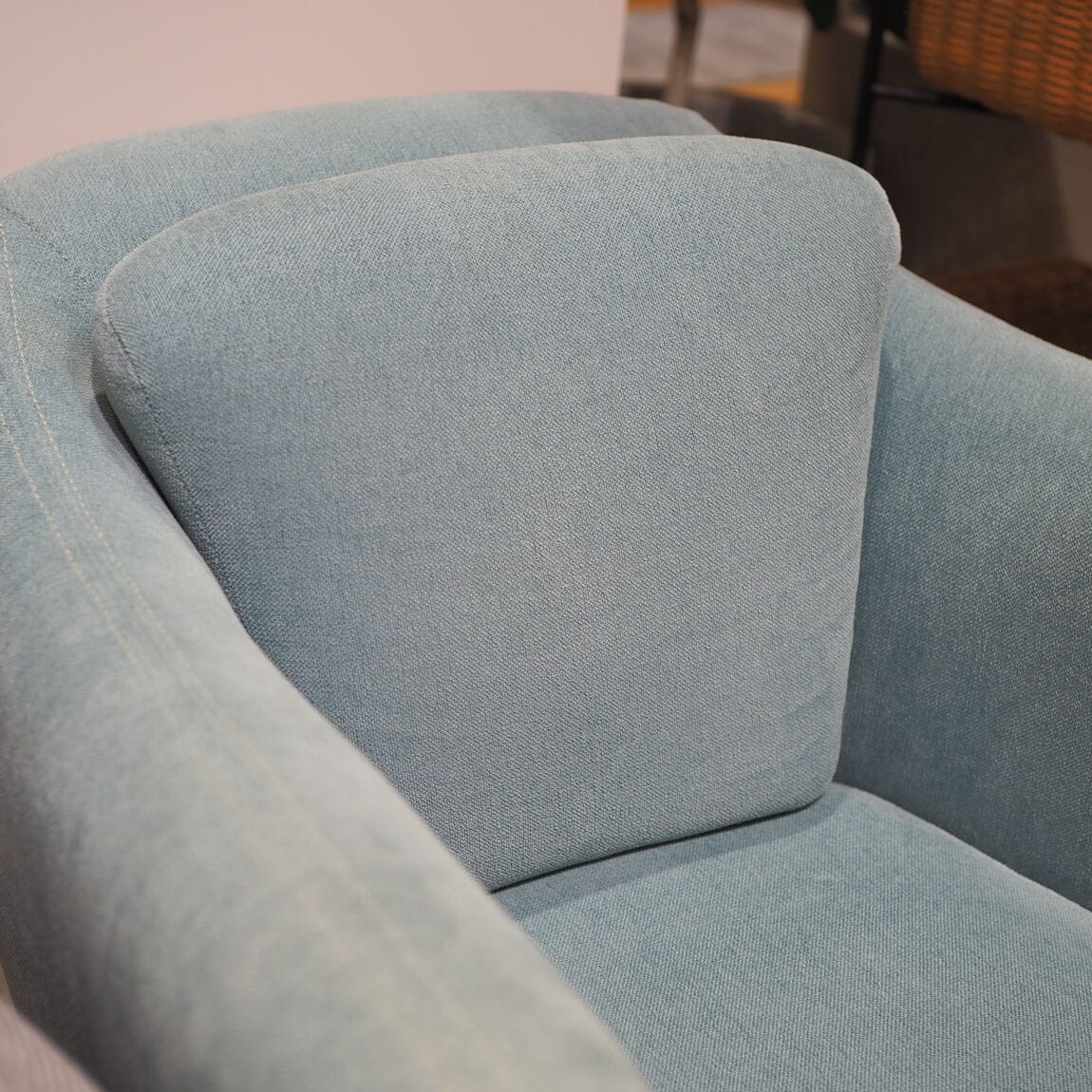 直江津】個性的なカラーとフォルム｜IDEE ミニ ミラー アーム チェア